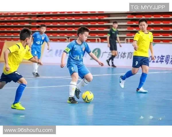 退役球星重返赛场燃情对决 室内足球赛再掀巅峰对决之战